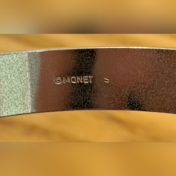 EUC Vintage Monet Silver Tone Thick Casual Shiny Bangle Bracelet Jewelry - Picture 4 of 4